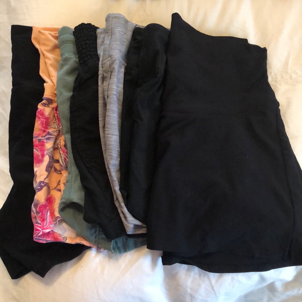 Lot of 7 maternity shorts and skort Gap and Old Navy size small